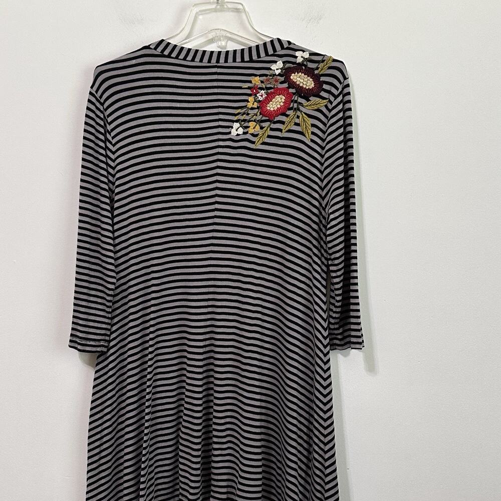 Soft Surroundings Tunic Top M Gray Stripe Embroidered Shark Bite Hem Soft FLAW - Picture 7 of 10